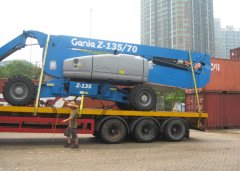 這輛藍色的進口“怪獸”被捆綁后，運走了！